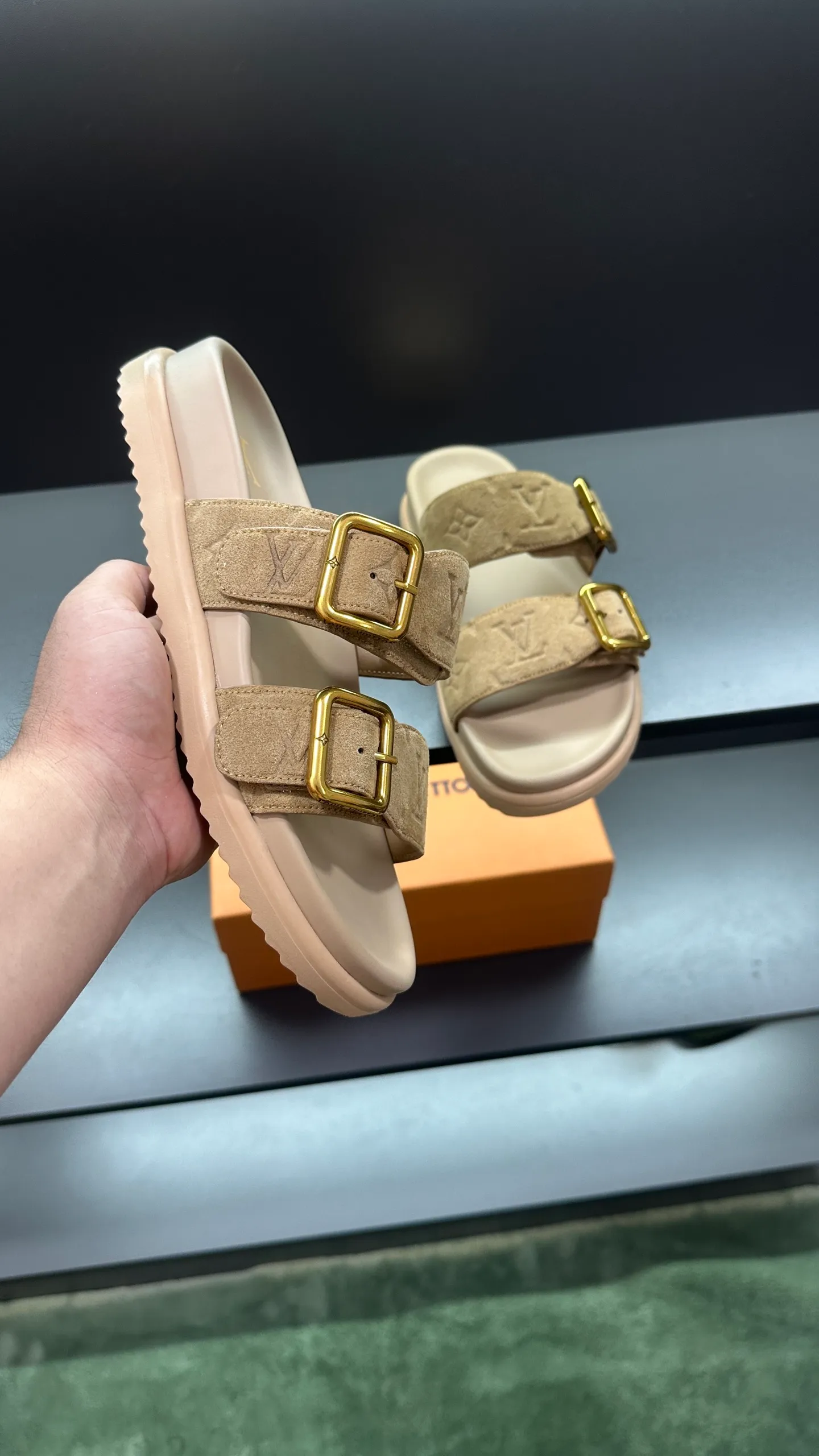 P340 🔍LV Men's Spring and Summer Slippers Counter Synchronization. The uppers are imported cowhide fabrics from Italy, with logo graphics and high-quality craftsmanship. Soles: original soles specially provided by the original factory. Exclusive movable molded soles are super comfortable. Original factory follow-up orders. 🔍🔍High quality. You can enter and leave the counter at will. Welcome to compare. Code number 38-45 No. 058